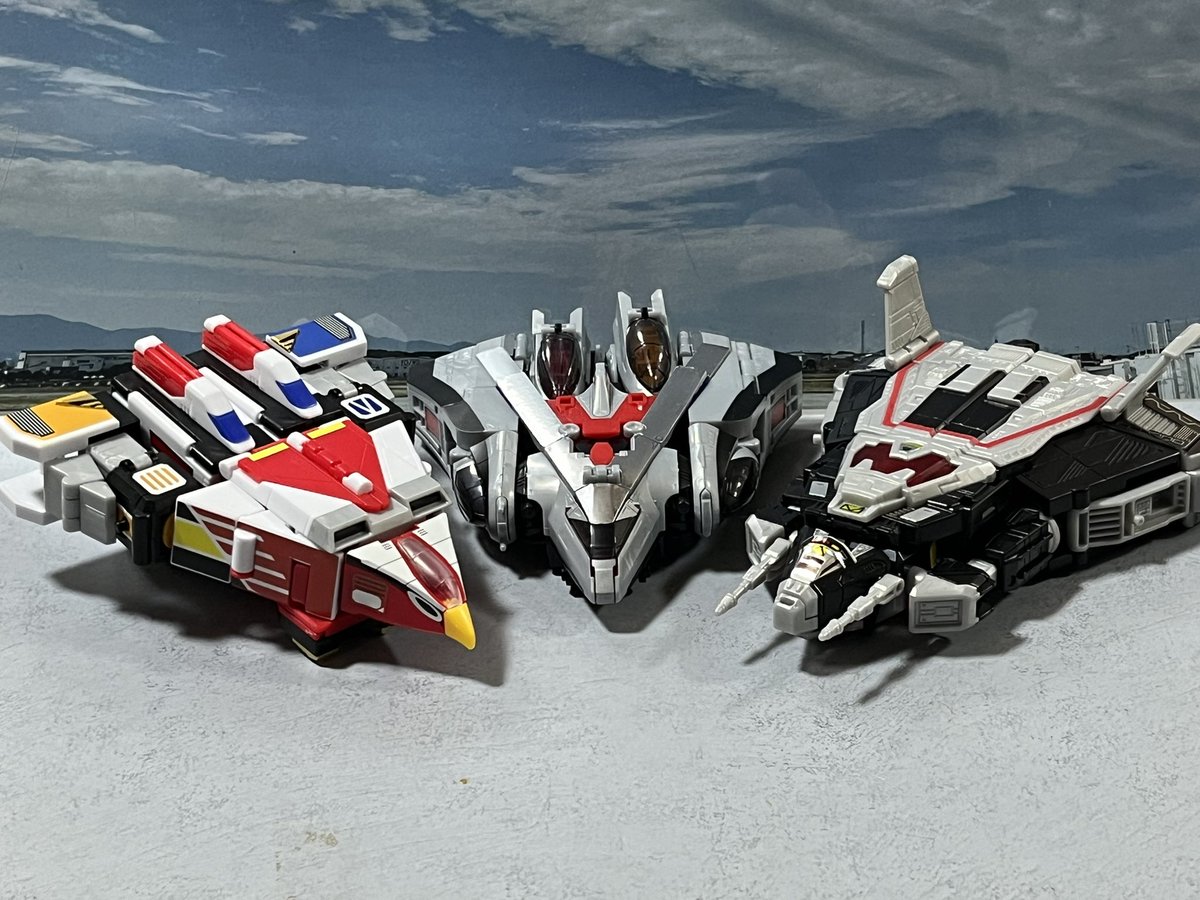 esdD9jiQwXvx9Zq's tweet image. #SMP
5機合体の巨大な戦闘機良いよね
この頃はこういうフォルムの戦闘機多かったな...