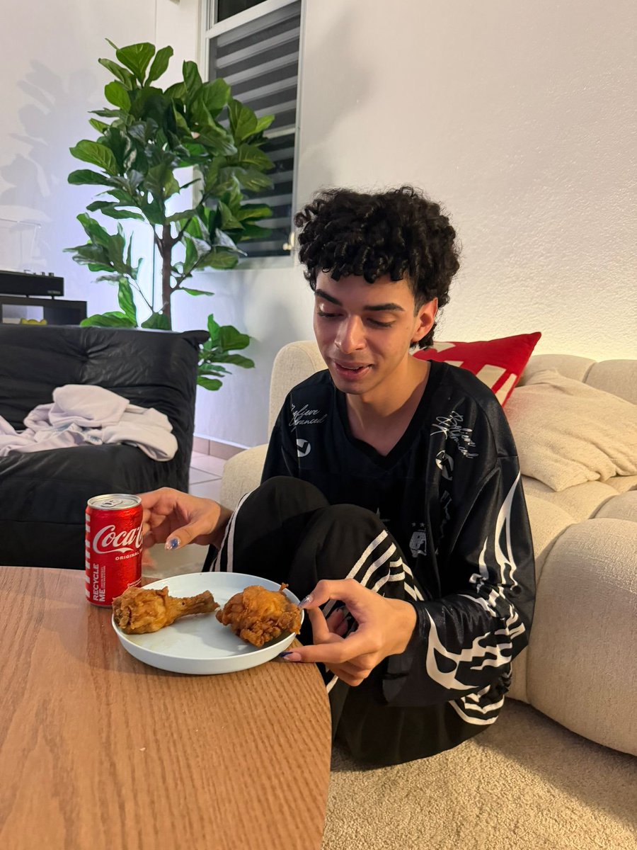 La cara de hambre que tiene lo amo ASWJAJJWKDA