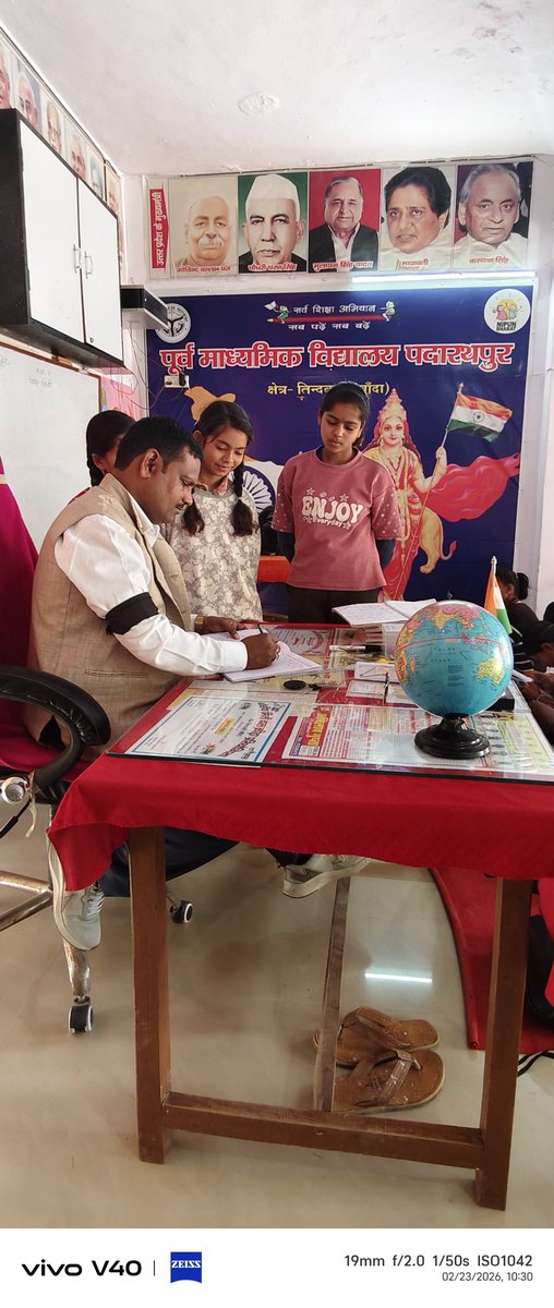 "मौन विरोध, मुखर इरादे। 🖋️🖤 #BlackBandProtest"
​"कलम भी चलेगी, संघर्ष भी चलेगा। 📖💪"
​"कर्तव्य के साथ क्रांति। (Duty with Dignity)"
​"अन्याय के विरुद्ध काली पट्टी का संकल्प।"