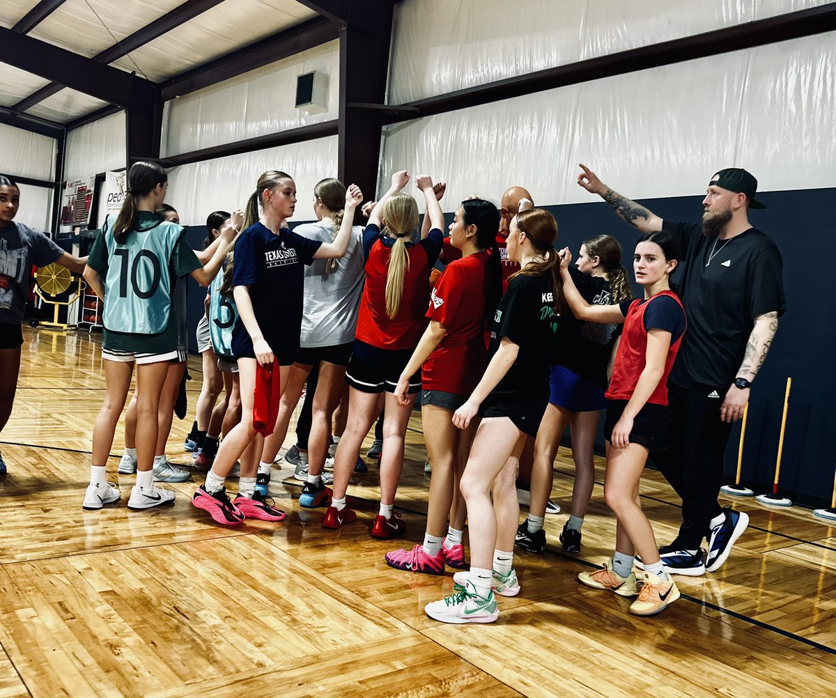 TLSBasketball's tweet photo. Don’t aspire to be the best on the team. 
Aspire to be the best FOR the team. https://t.co/gGV6yxnyp7