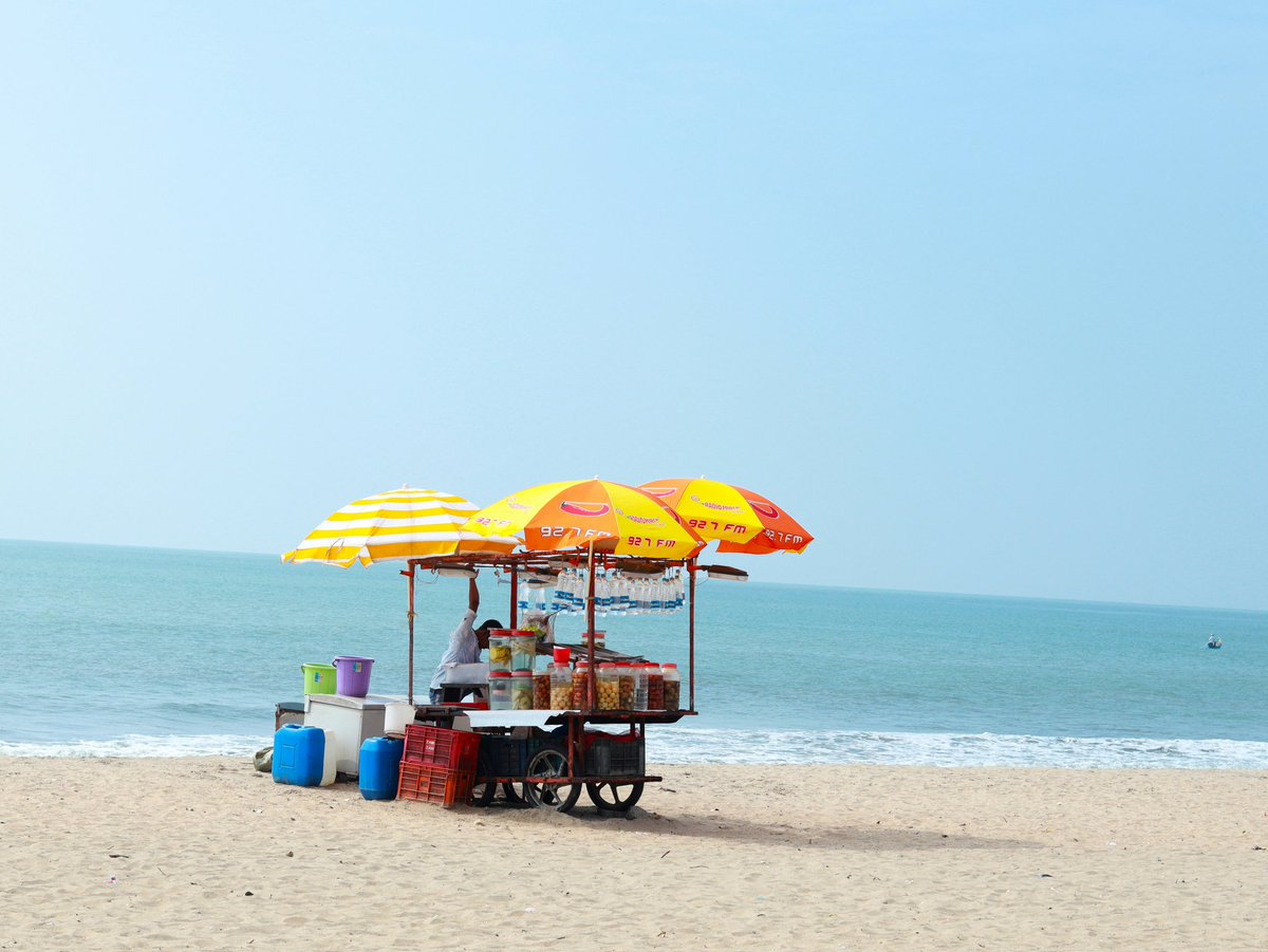 Huntown's tweet photo. If "hospitality" had a capital city, it would be Kozhikode. 🌴

Whether it’s the sunset at the pier, or the legacy of a thousand-year-old spice trade

UNESCO calls it the City of Literature. We call it the city of soul. ✍️🥘

#Calicut #Kozhikode #TravelGram #Kerala #market https://t.co/OOR3HJ6LFp