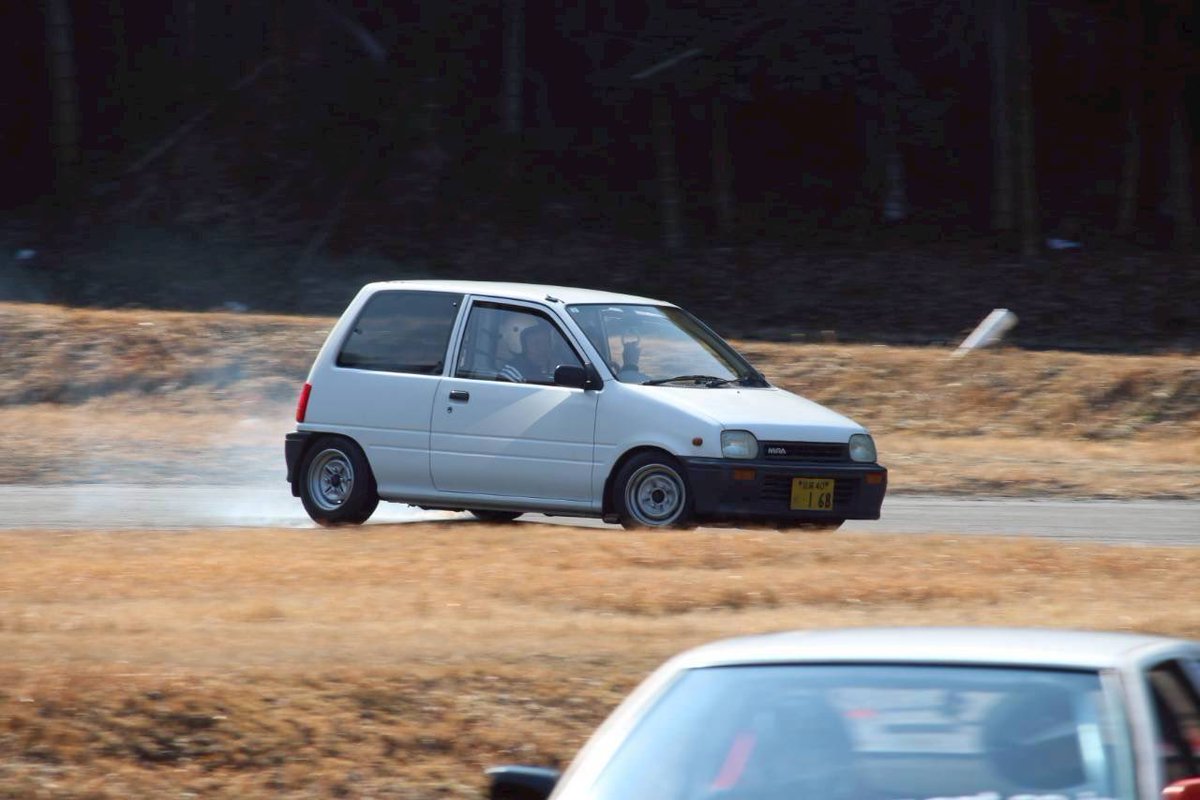 おじさん2人でL200に乗り込んで大爆笑しながらFドリしてるの図