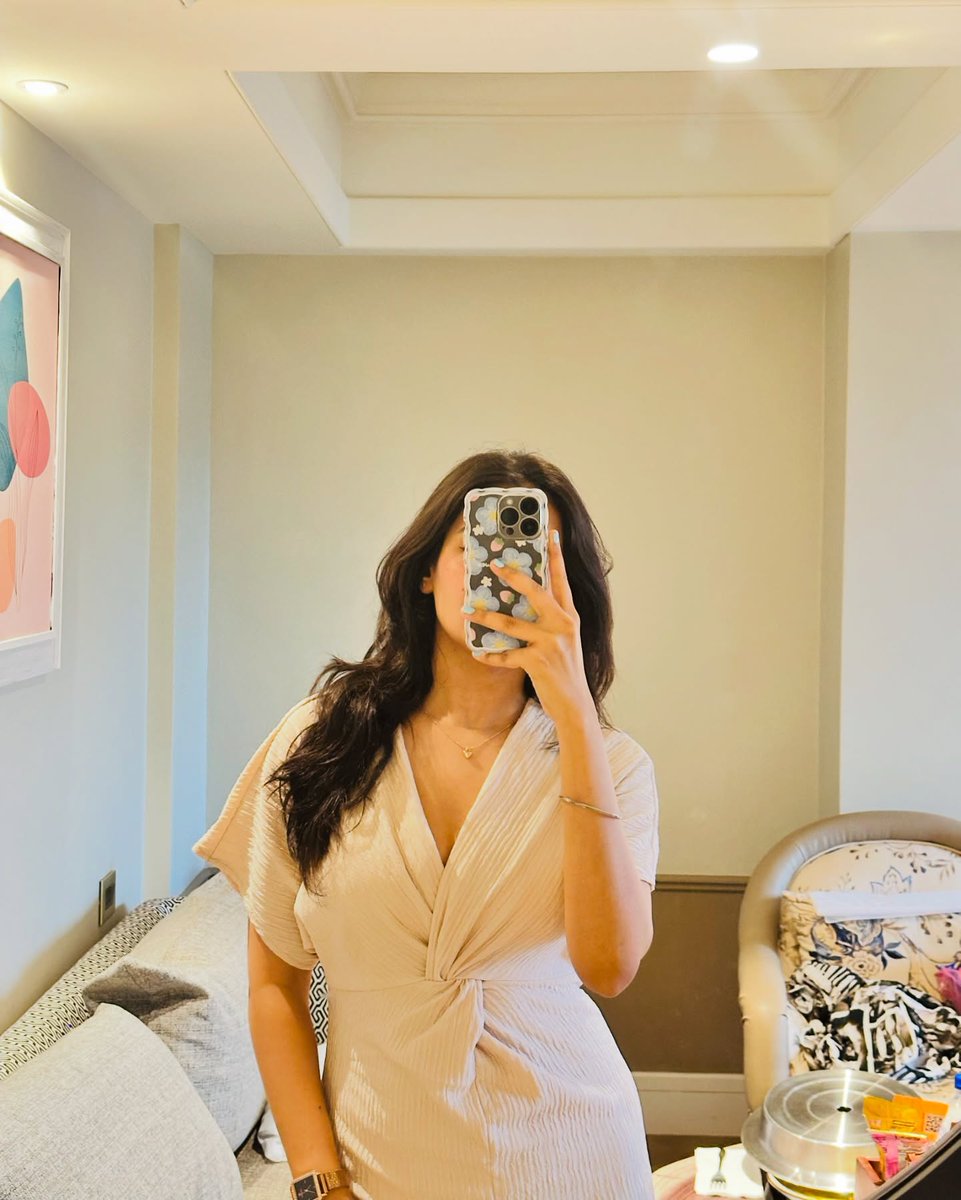 MnyMossa29271's tweet photo. Soft glow, calm vibes, and a little confidence in every pose ✨🌿#SelfieTime #ElegantVibes #NaturalBeauty #ConfidentWomen #ChicStyle #CafeMood #SimpleAndStylish #GlowUp #InstaStyle #FeelingMyself 💫 https://t.co/A1wq8ldfea