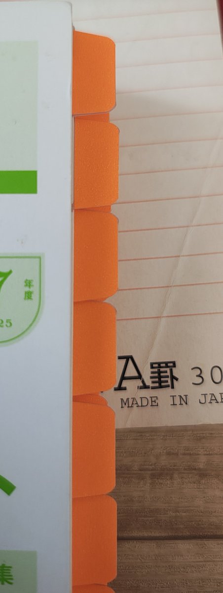 会社で受けろと言われた試験に向けて勉強中……推しカラーでやる気上げてく……
