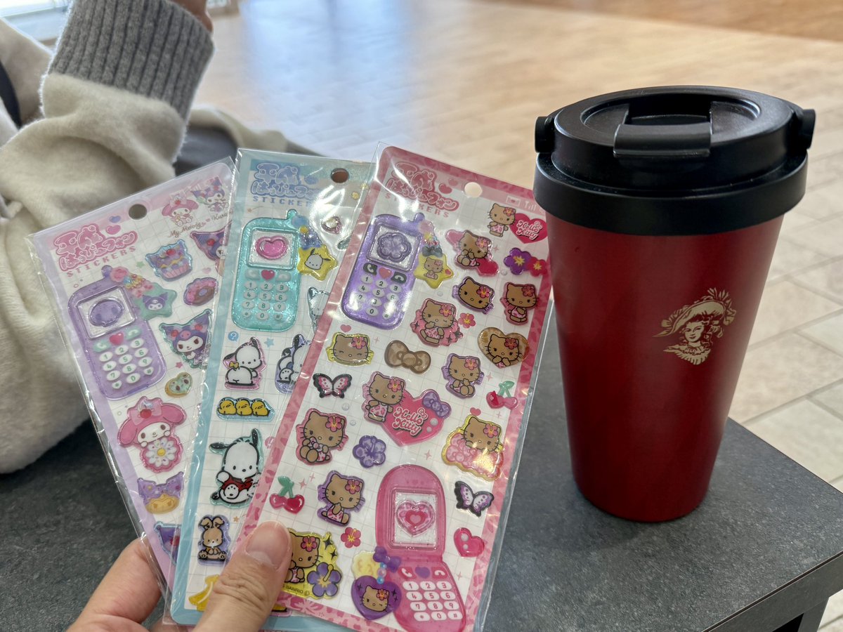 今日は上の子とちょっと遠くでお散歩中🚶‍♀️
たまたま可愛いシールに出会えて幸🌺

ふといくつになるまでママの散歩についてきてくれるんだろうな〜とか思ったら急にセンチメンタルなんだけど🤣🤣