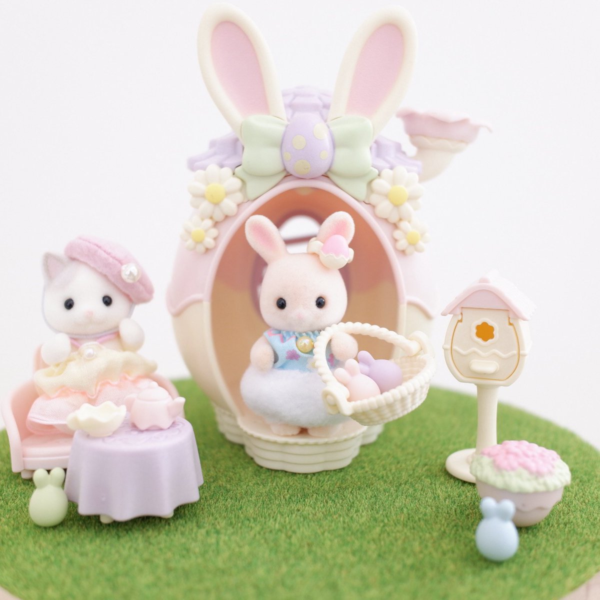 late_Design's tweet photo. 去年買って、初めて開けるのが楽しみでちょっとフライング🌷

かわいすぎる！！！イベント系のこれだけで完成されているセットは飾るだけで絵になるので時間がなくても楽しめて助かる😇

 #シル活
 #イースターエッグ https://t.co/LOHUpsC1FG