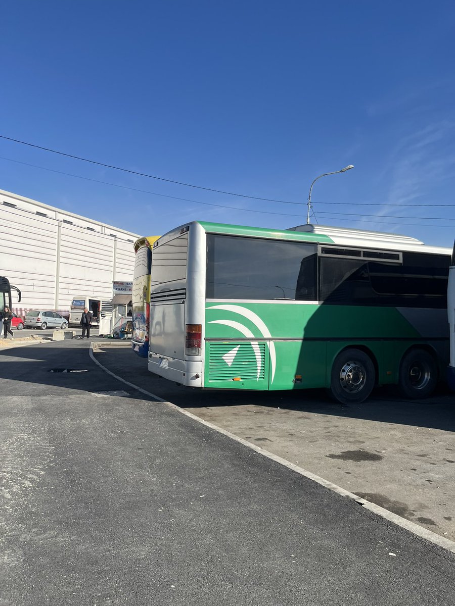 acabamos de ver un bus de Andalucía en Albania??????? no puedo más