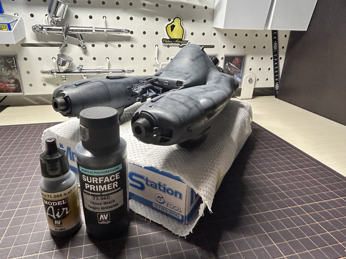 #マシーネンクリーガー
ハセガワ1/20 FALKEを組み立てし塗装中なんですがすごい大きい😆やっと黒下地と2色目のブラックグレーを塗装しました。ファレホairをエアブラシで、ムラにしながら塗装してます。今日はここまで笑