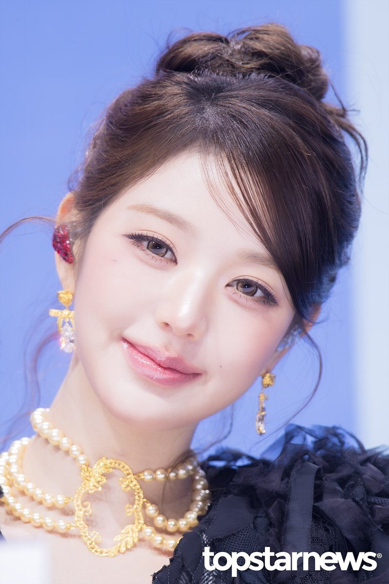 TSN_PHOTO's tweet image. [HD포토] 아이브 장원영, ‘월요일을 밝혀주는 럭키비키 눈맞춤’ (블랙홀 쇼케이스) #아이브 #IVE #블랙홀 #BLACKHOLE #쇼케이스 #프리뷰 #장원영 topstarnews.net/news/articleVi… &amp;lt;- Original Photo