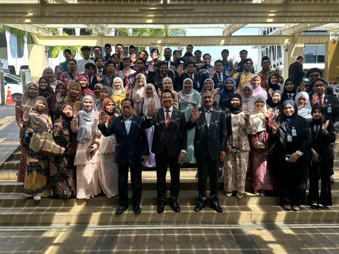 ahmadmaslan's tweet photo. Gambar di sekitar #Parlimen, Isnin 23/2/26.
1) Perbincangan dgn pegawai tentang 4 soalan #DewanRakyat, #DewanNegara & #KamarKhas
Hari ini dlm sejarah saya menjawab di 3 dewan dlm 1 hari
2) Bergambar dengan siswa/i dari #PayaBesar & Dato Indera Mohd Shahar Abdullah, TM Ekonomi. https://t.co/BQsMwTXx8K