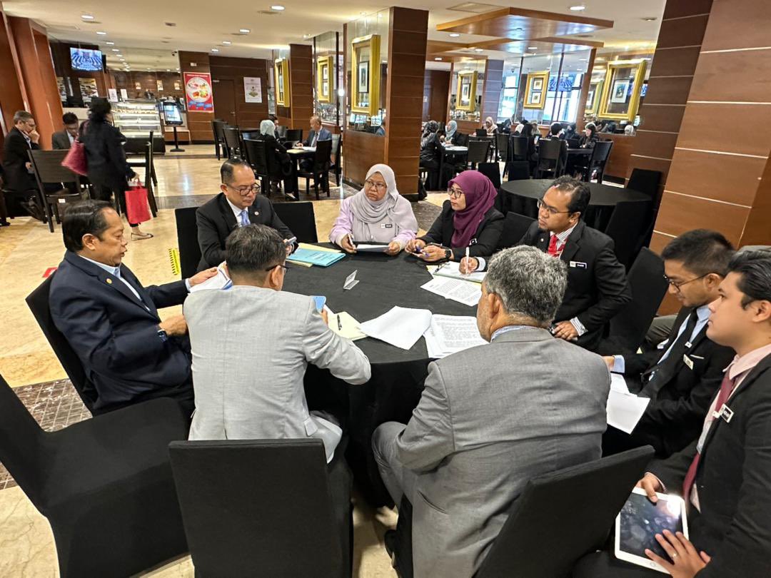 ahmadmaslan's tweet photo. Gambar di sekitar #Parlimen, Isnin 23/2/26.
1) Perbincangan dgn pegawai tentang 4 soalan #DewanRakyat, #DewanNegara & #KamarKhas
Hari ini dlm sejarah saya menjawab di 3 dewan dlm 1 hari
2) Bergambar dengan siswa/i dari #PayaBesar & Dato Indera Mohd Shahar Abdullah, TM Ekonomi. https://t.co/BQsMwTXx8K
