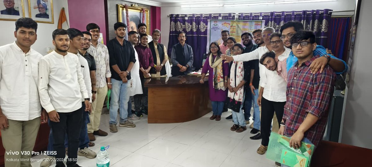 A delegation team of West Benqal
State Chhatra Parishad met with WBPCC President Shri Subhankar Sarkar Dada after the State Executive Meeting.