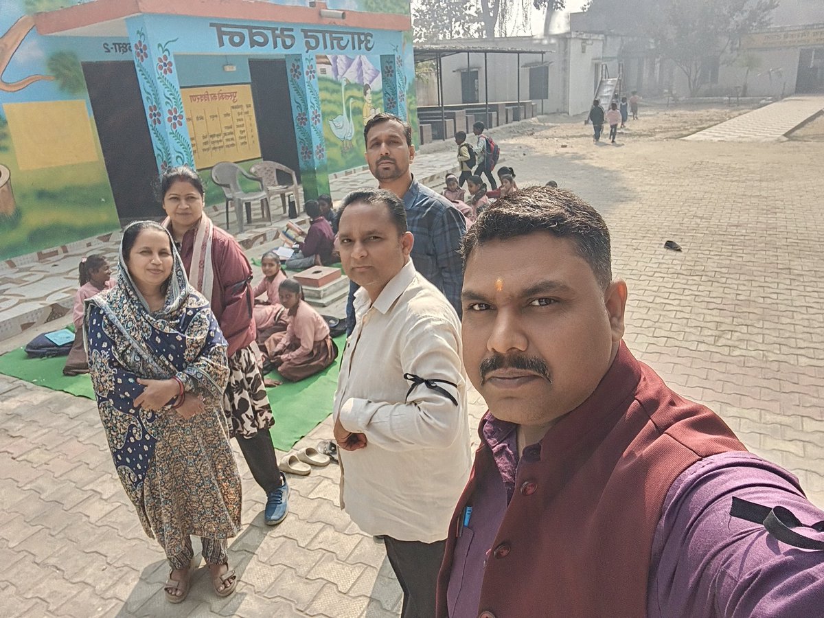 D_K8844UPPSS's tweet photo. टेट अनिवार्यता के विरोध में काली पट्टी बांध कर विरोध प्रदर्शन विकास क्षेत्र सिसवा जनपद महराजगंज @DrDCSHARMAUPPSS @SATYEND96969670 https://t.co/BbrAhVtuZd