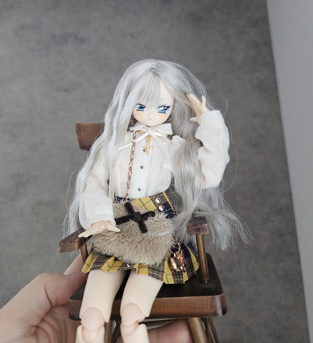 銀髪ちゃんは自然光に映えますね……！出品予定の子、エモーションボディ