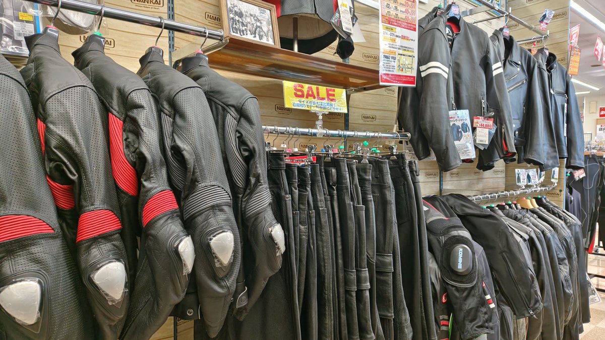 emikawa_jan's tweet photo. 3月31日に閉店を予定しとる、豊橋市の南海部品 豊橋店をのぞいてきたじゃんね。

店内在庫の売り尽くしセール中だで、消耗品とかレインウェアとか来年に向けての冬物とか電熱とかいろいろ買っときん。
自社製品のオーバーパンツ、ほんっと使いやすいで好き。

メーカー取り寄せ品はNo値引きっぽいね。

3月31日まで段階的に値引き率が上がってくで何回か行ってみん。
南海部品なだけにぃ？

11 年間お世話になりました！