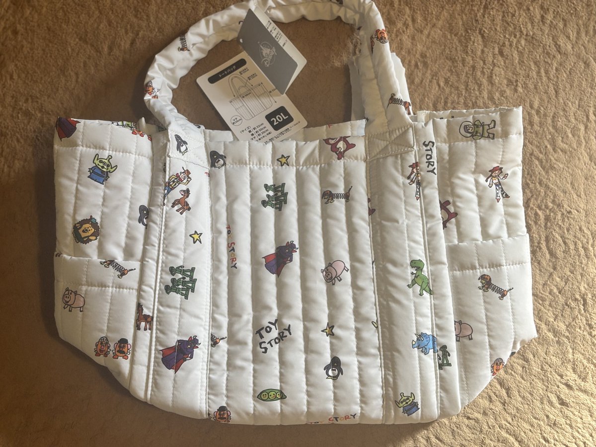 ランチの帰りにまたストアに寄って、かわいいトートバッグ買ってしまい