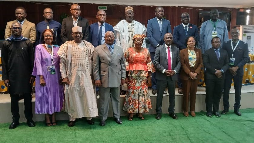 jjessomebell's tweet photo. Quelques points issus de ma conférence introductive lors du séminaire sur l'IA Responsable au Cameroun:
1. Nous devons passer d'une "IA de consommation" à une "IA de production".
2. Nous avons besoin de données locales pour alimenter les algorithmes d'IA Générative. (1/3)... https://t.co/k1M1cYb099