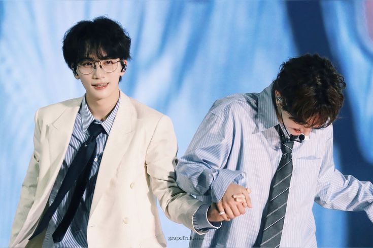 vvvvvv bet ko talaga tong pic ng yh parang sila yung bagong kasal na palabas na ng simabahan tas hinahagisan na ng bigas 😭