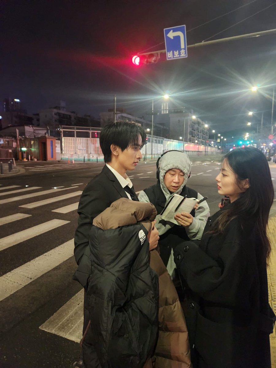 honeymonza's tweet image. ถ่ายทำทั้งอากาศหนาว ทำเวลาตามจุดถ่ายต่างๆ สำคัญคือใช้ภาษาเกาหลีหมดเลย พีคเก่งมากๆ ชื่นชมมากๆ

#กองทัพพีค #kongthappeak 
#TheDevilsKiss