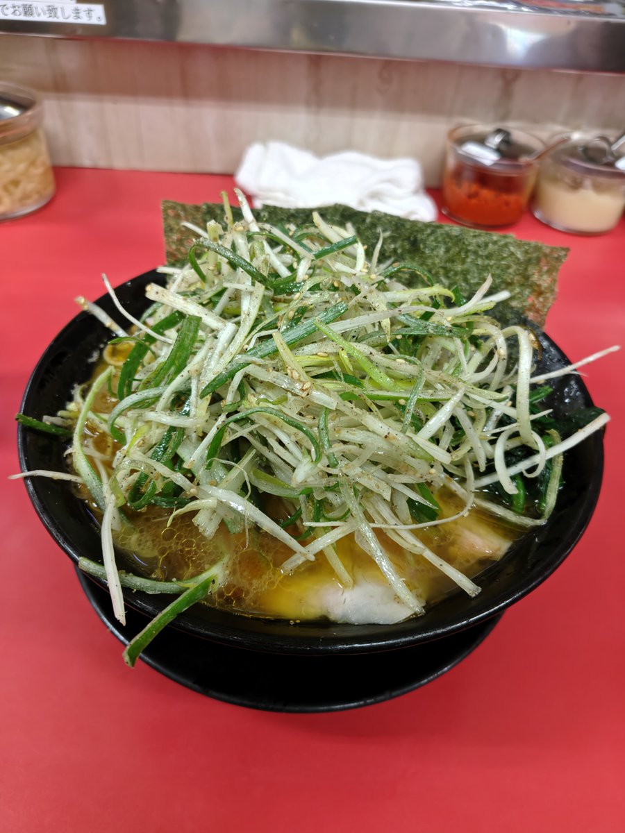 今日のお昼になんだかんだ1ヶ月ぶりの上越家へ🍜
三連休の最終日だからかわりとすんなり入店できました！
値上げの波に負けないように、また明日から仕事がんばります！
大変美味しく頂きました😋
#上越家
#家系ラーメン
