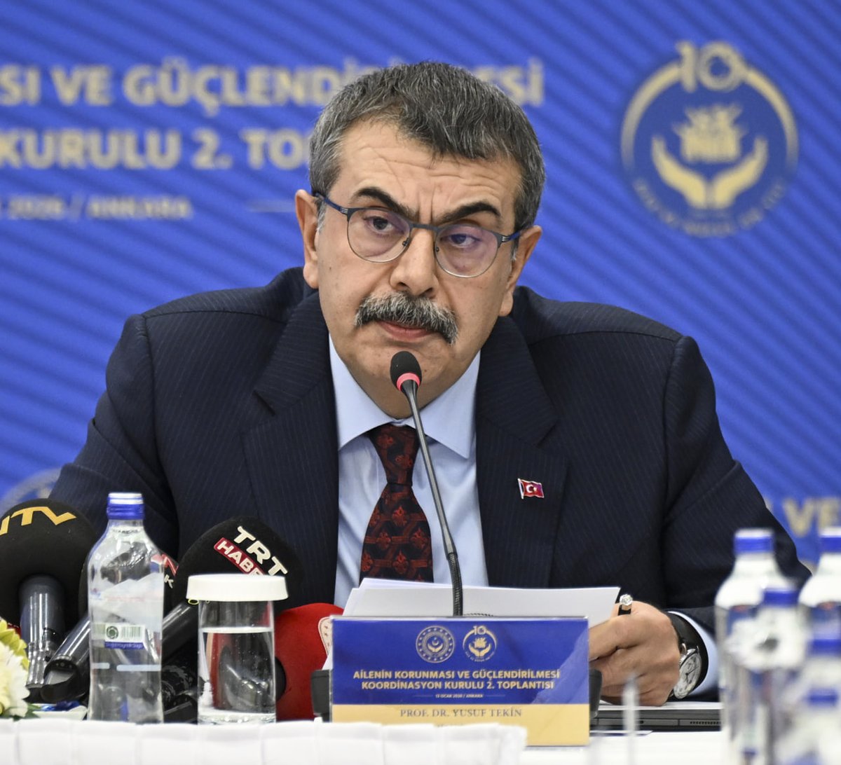 gundemedairhs's tweet photo. "BENİMLE OTURUP LAİKLİĞİ TARTIŞSINLAR"

Milli Eğitim Bakanı Yusuf Tekin, Laiklik bildirisine tepki gösterdi: 

'Gerici azınlık provokasyon içerisinde' diyor. Bir dakika ya. Ne demek gerici azınlık? Kimden bahsediyorsun sen? 

Tek katıldığım bir şey var: Laikliği savunmak suç değil. 

Evet, laikliği savunmak suç değil. Laikliği ben de savunuyorum ama onların yaptığı din düşmanlığını, Müslüman düşmanlığını savunmuyorum. 

Benimle oturup laikliği tartışsınlar. 

Aynı kişiler benim Cem evine gitmemi de eleştiriyorlar. Heybeliada Ruhban Okuluna da ben gittim. 

Bir insanda biraz akıl olması lazım.

(Türkiye Gazetesi)