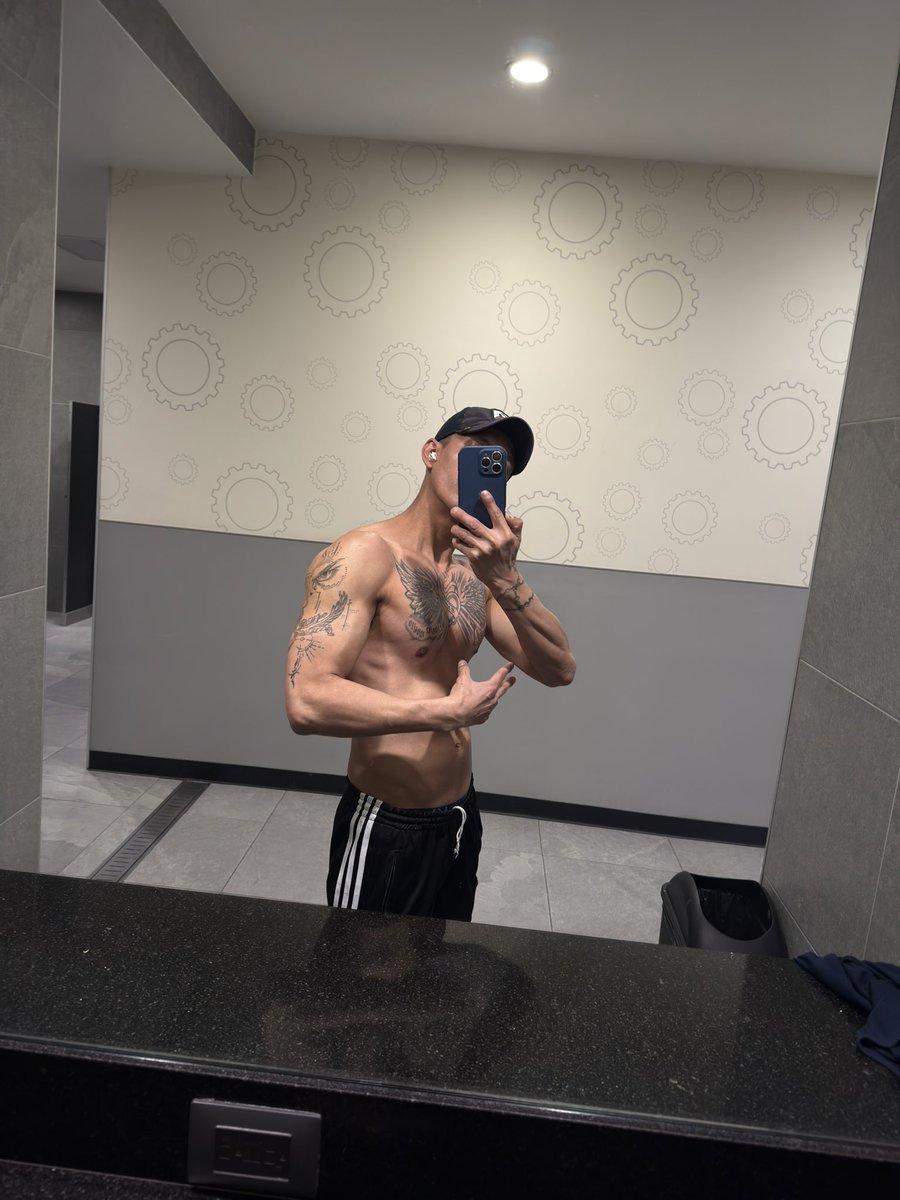 Sudaditos andamos quien al trío con 
<a href="/Tuchocorrol1/">Angel_El Chocorrol</a>  para partirte el culo 
#rt si tú quieres