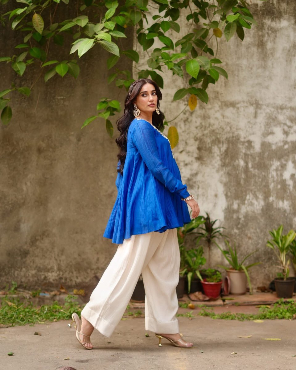 saurabhpal44's tweet photo. Headline: Blue Bliss! Surbhi Jyoti Defines Grace in Her Latest Traditional Photoshoot 🌟✨
#SurbhiJyoti #TraditionalStyle #BollywoodFashion #EthnicInspo #StyleDiva #BollyUpdates https://t.co/6kpJH0v5f9