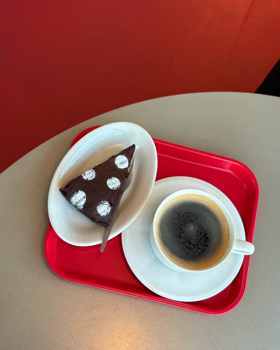 ninicrease's tweet image. 📍망원 비바보사 다녀왔어요 
2호점은 레드와 도트 포인트인거 같더라구요
역시나 혼자 작업하기에 너무 좋고,
귀여운 도트가 올라간 브라우니 안 먹을 수 없더라구요 만족하고 왔습니다😌