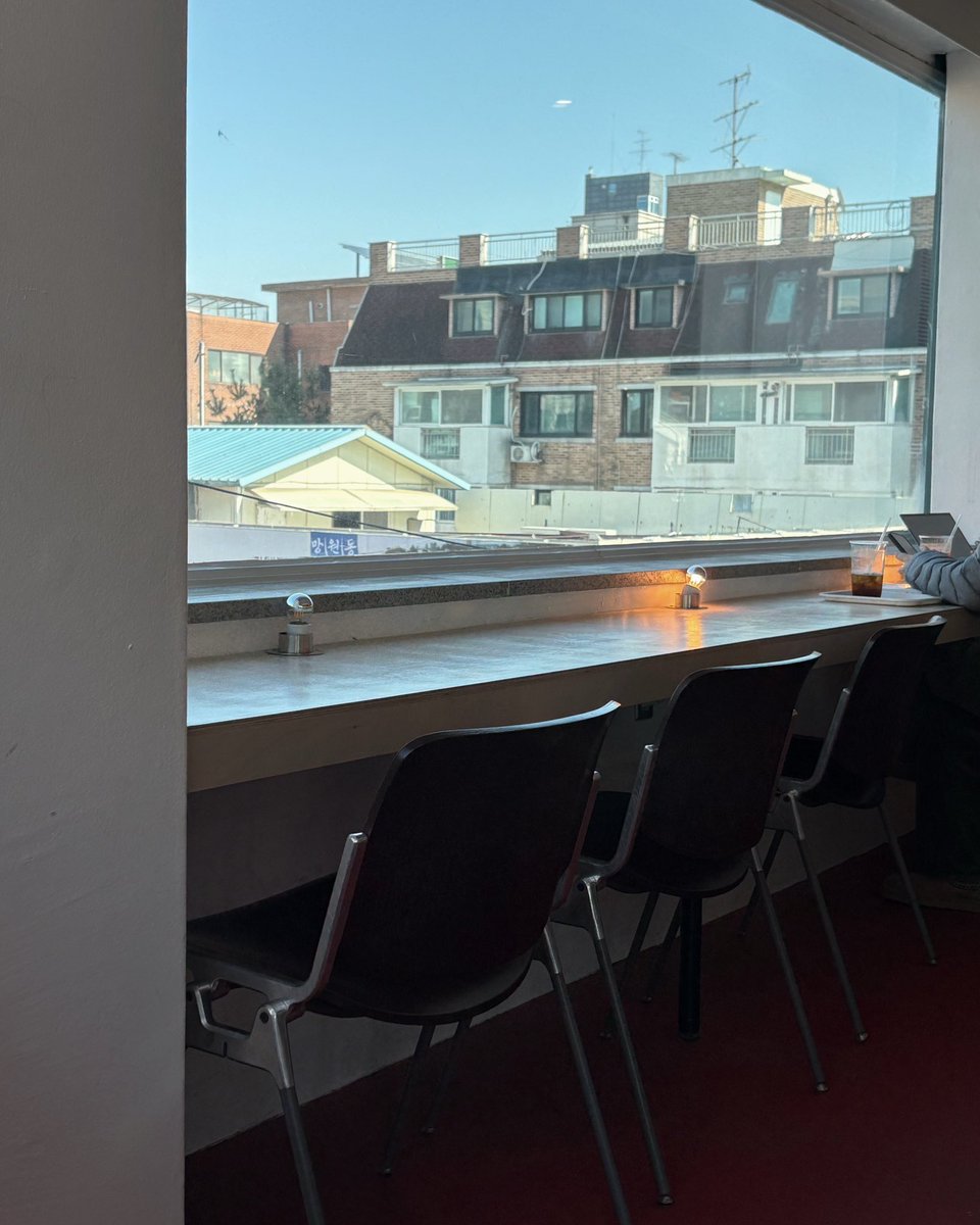 ninicrease's tweet image. 📍망원 비바보사 다녀왔어요 
2호점은 레드와 도트 포인트인거 같더라구요
역시나 혼자 작업하기에 너무 좋고,
귀여운 도트가 올라간 브라우니 안 먹을 수 없더라구요 만족하고 왔습니다😌