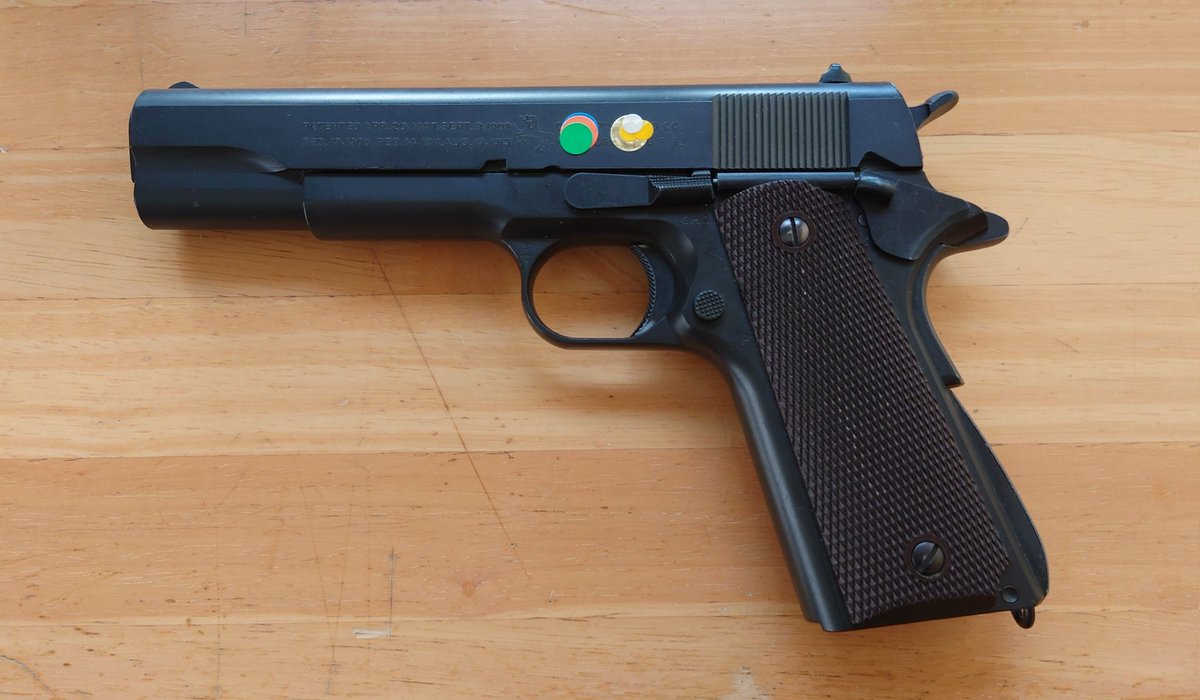 ベレッタやらグロックやら色んなエアガンの拳銃で遊んでるけど、一番