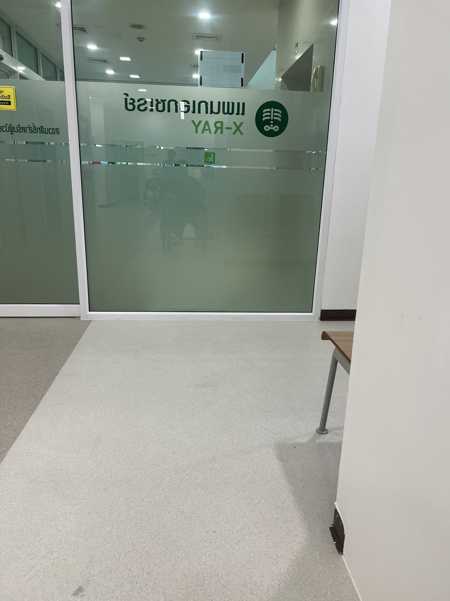 หาต้นทวิตนี้ไม่เจอละ ว่าตั้งวอลเปเปอร์นี้ละจะมีโชค นี่ได้เงินจริงจากแม่ให้มาซื้อของอร่อยปลอบใจ แต่แลกกับขาพลิกต้องไปโรงบาล เจ็บมากกกกฮื่อ