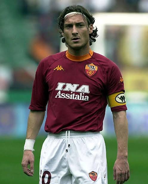 SerieA_Lawas's tweet photo. Tidak hanya nama yang tertera di punggung, kita sering mengenal pemain dengan julukannya masing-masing. 

Francesco Totti = Er Pupone
Alessandro Del Piero= Il Pinturicchio
Ronaldo = E Fenomeno
Andriy Shevchenko = Il Tsar

Selain mereka, julukan siapa lagi yang kalian ingat? https://t.co/E7Fz7jgmCB