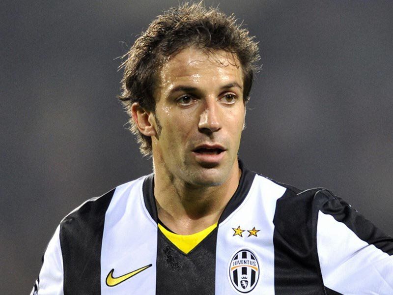 SerieA_Lawas's tweet photo. Tidak hanya nama yang tertera di punggung, kita sering mengenal pemain dengan julukannya masing-masing. 

Francesco Totti = Er Pupone
Alessandro Del Piero= Il Pinturicchio
Ronaldo = E Fenomeno
Andriy Shevchenko = Il Tsar

Selain mereka, julukan siapa lagi yang kalian ingat? https://t.co/E7Fz7jgmCB