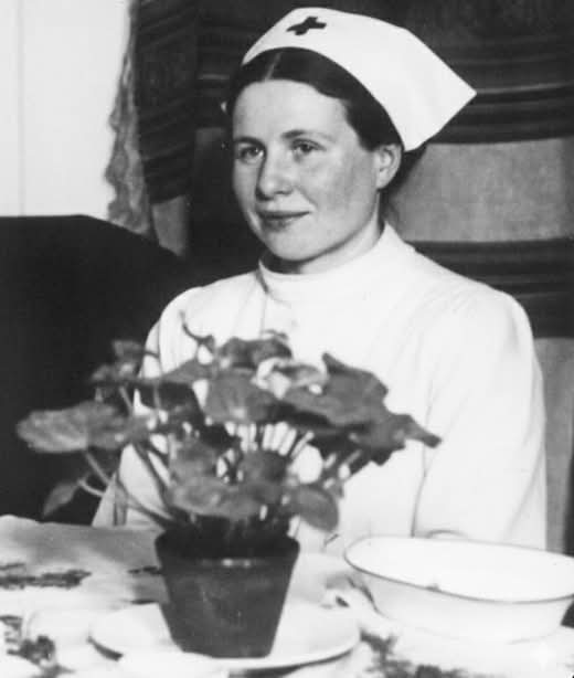 Sie vergrub Flaschen unter einem Apfelbaum. Darin befanden sich 2.500 Gründe, warum die Nazis sie tot sehen wollten.
Ihr Name war Irena Sendler, und im Warschau der 1940er-Jahre traf sie eine Entscheidung, die den Begriff Mut neu definieren sollte: Sie würde jeden Tag in die