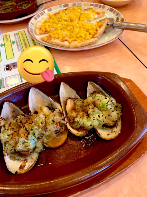 五億年ぶりのサイゼ 昼飲みしてます(わたしはソフトドリンク) テーブルに乗らないくらい頼んで楽しいっ 辛味チキン頼みすぎる あとにんじんのやつ美味い