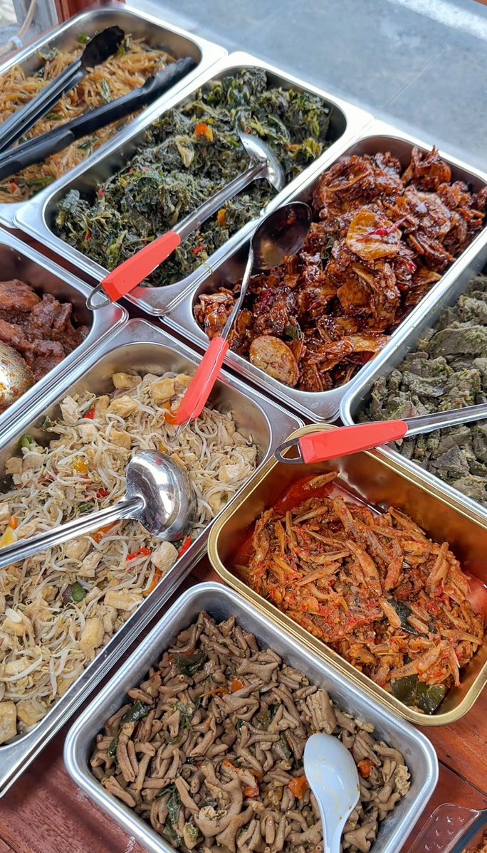 Nemu nadi pedas yang lauknya ada bermacam2. Mulai dari jengkol, paru, cumi item, udang. Nasi pedas gemini namanya. Lokasinya di barat masjid suciati saliman sebrang indomaret point gito gati.