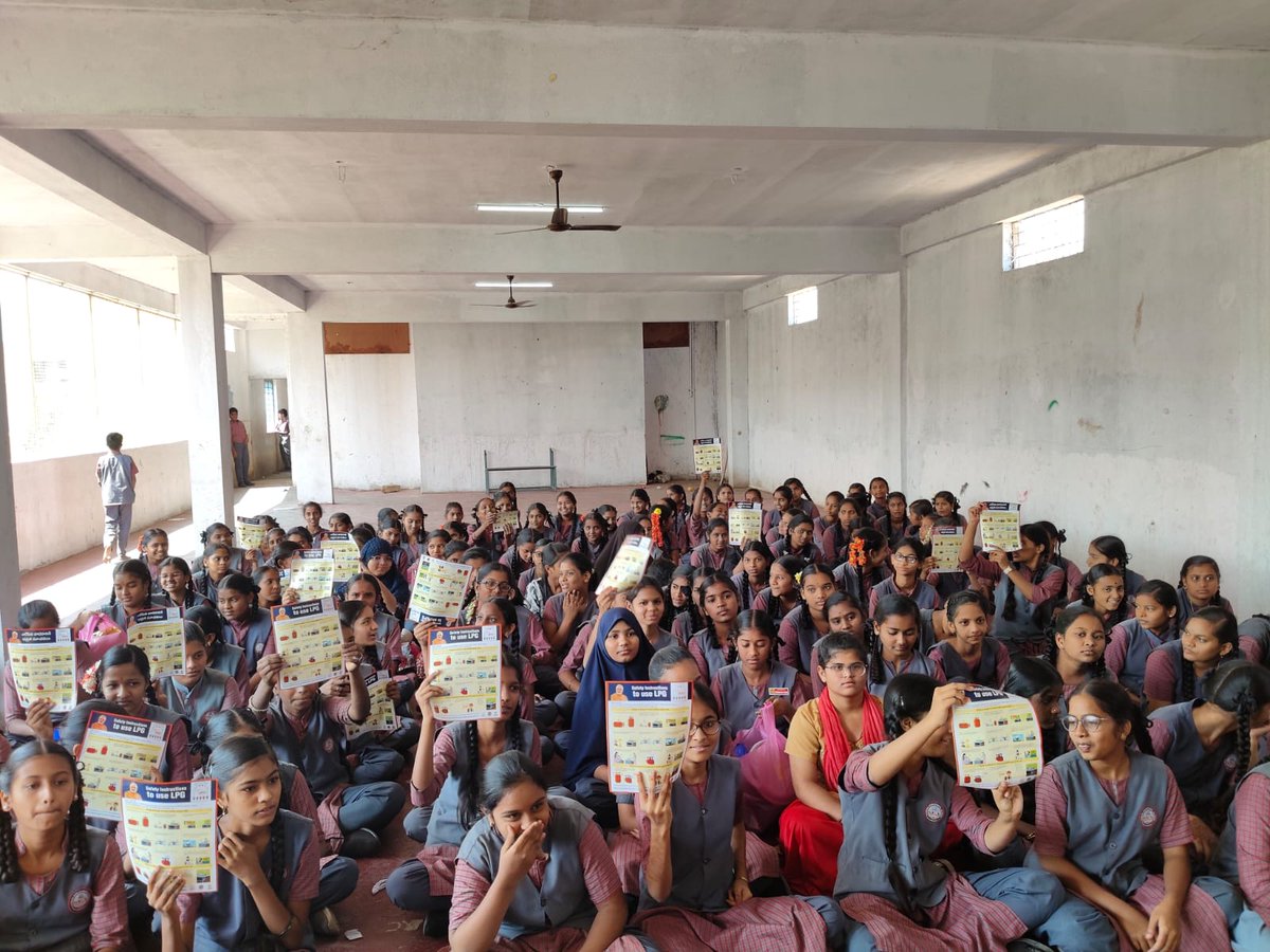 Brundavangas's tweet photo. Safety awareness program at SUMEDHA HIGH school Bethamcherla https://t.co/PWIQsFZarb
