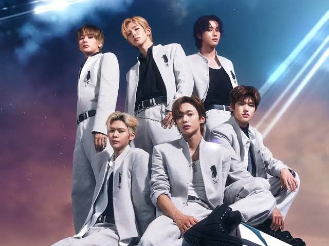 อรืมนะ จนจะจบทัวร์คอน แล้วชุดนี้อยู่ที่ไหนหรอน้องข้าว พี่อยากจะรู้มาก คือมันไม่ใช่ว่าไปถ่ายสตูแล้วตัดต่อชุดนี้ใส่ใช่ไหม เอนคอเกาหลีใส่ขึ้นสเตจมายืนยันหน่อย