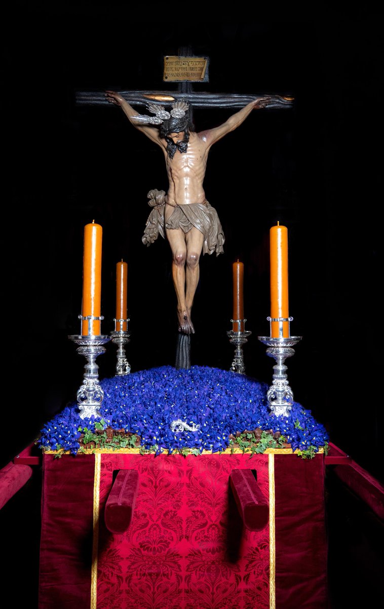 HdadHiniesta's tweet photo. 🔵 VÍA CRUCIS SANTÍSIMO CRISTO DE LA BUENA MUERTE|

Ya se encuentra preparado el Santísimo Cristo de la Buena Muerte para presidir el solemne Vía Crucis Cuaresmal que organiza el Consejo General de Hermandades y Cofradías de la ciudad de Sevilla.

Para esta ocasión tan especial, luce lirios morados, símbolo de recogimiento y penitencia que realzan aún más la solemnidad de su presencia.

Que su mirada nos guíe y acompañe en este tiempo de oración y reflexión.

“Es muriendo como se resucita a la vida eterna”.

📷 Juan Luis Barragán

#SoydelaHiniesta
#BuenaMuerte
#ViaCrucisSevilla2026