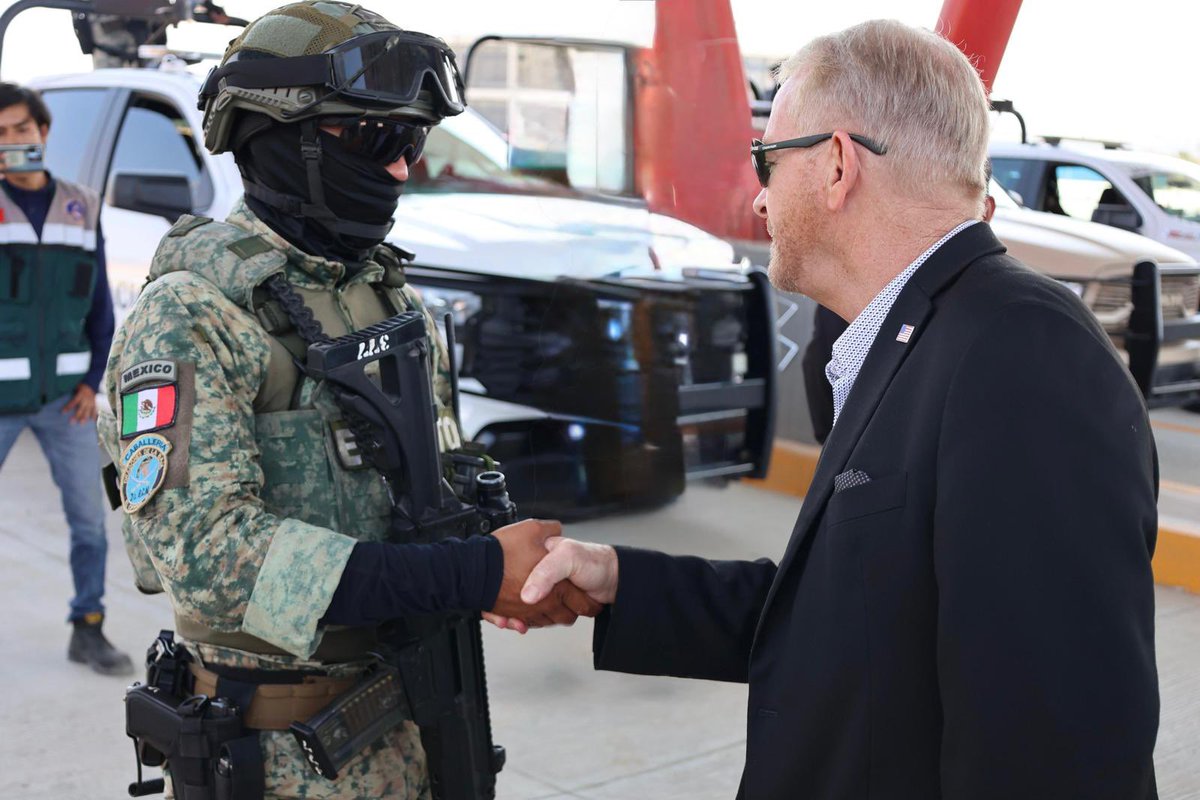Los Estados Unidos se mantienen firmes junto a las autoridades mexicanas en nuestra responsabilidad compartida de frenar la violencia que amenaza y envenena a nuestra gente en ambos lados de la frontera. Expreso mi mayor respeto a los funcionarios mexicanos que sirven con honor,