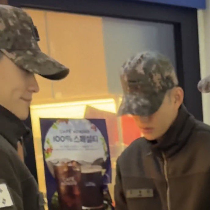 เห็นพี่แจนกับจองอูชุดทหารในเฟรมเดียวกันสิ่งแรกที่นึกถึงคือ 

🍑 เป็นพลทหารกล้าดียังไงมานอนบนเตียงสิบเอก! ( ｡•́︿•̀｡)