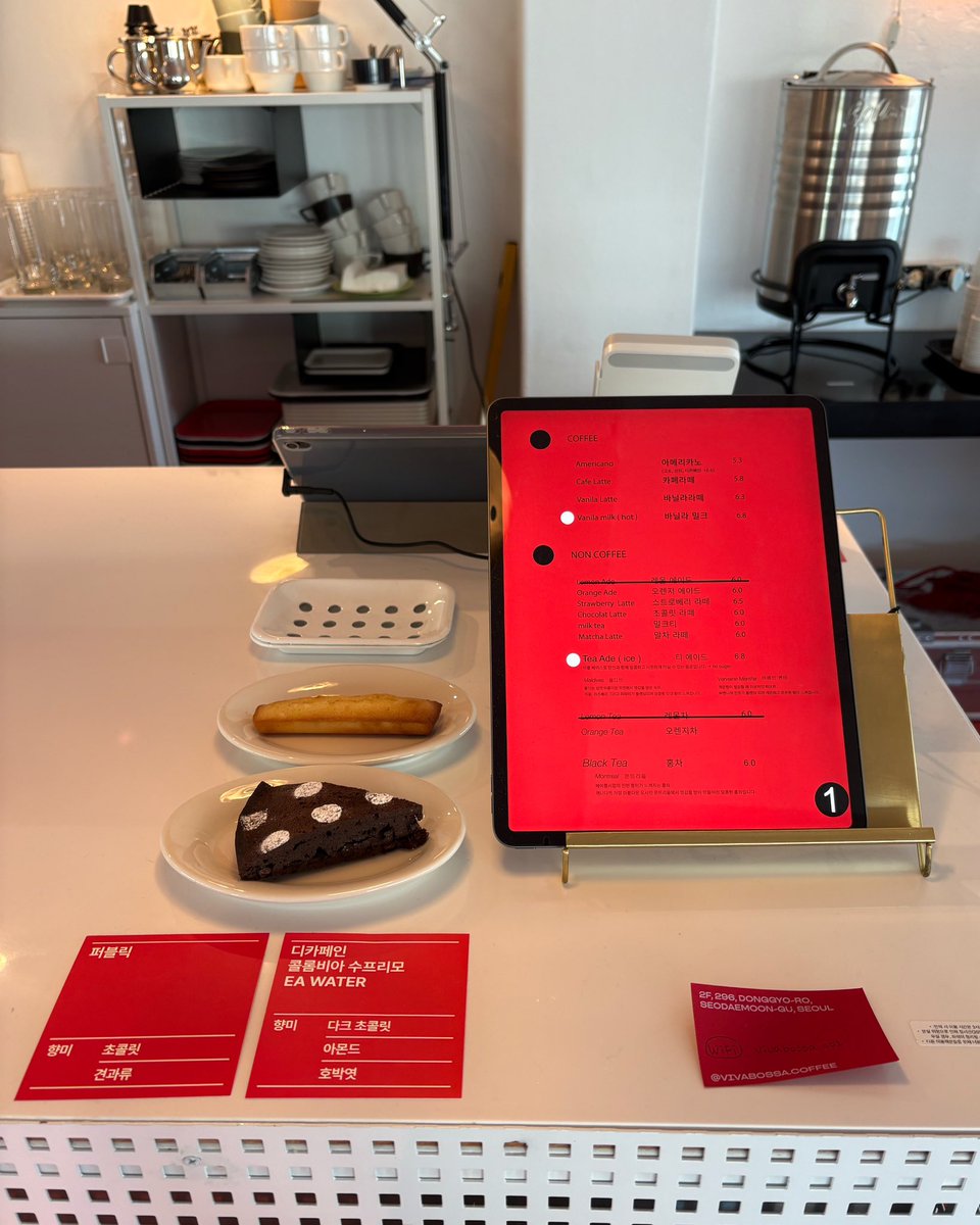 ninicrease's tweet image. 📍망원 비바보사 다녀왔어요 
2호점은 레드와 도트 포인트인거 같더라구요
역시나 혼자 작업하기에 너무 좋고,
귀여운 도트가 올라간 브라우니 안 먹을 수 없더라구요 만족하고 왔습니다😌