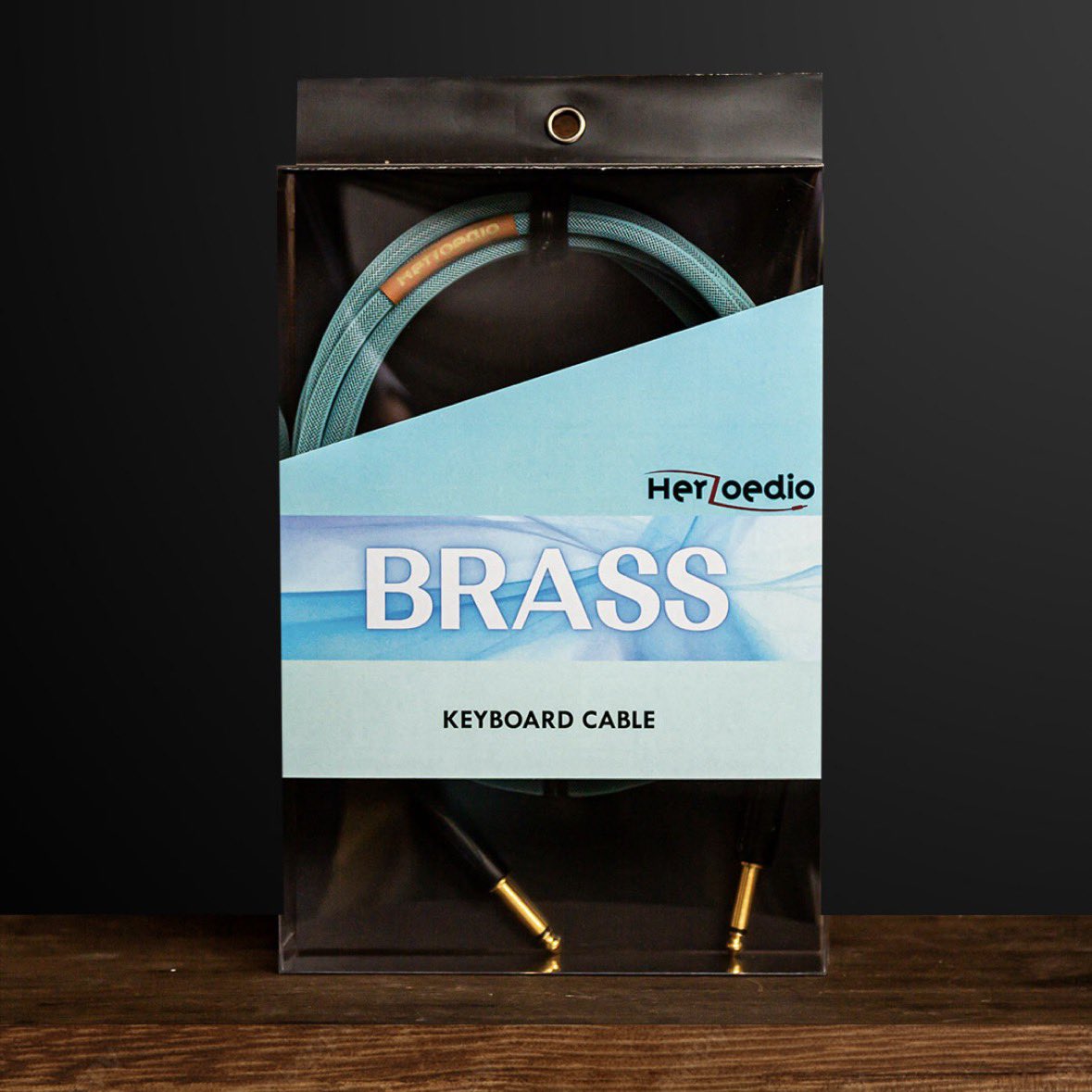 herzoedio's tweet photo. コレサワ さんのZepp LIVE 2026 ラブリーパンクツアーへ‼️

昨年からBRASSをご愛用頂いている
キーボーディストの北村真奈美@shigmaicom さんが参加している
コレサワ Zepp LIVE 2026 ラブリーパンクツアー　Zepp DiverCity へ行って来ました♪♪

まさにラブリーパンクなライブでめっちゃ、楽しかった♪♪
終演後、北村真奈美さんとベーシストのなかむらしょーこ@SHOKO_NAKAMURA さんと一緒に写真を撮って頂きました。

只今、キーボーディストの皆様に人気の
Herzoedio「BRASS」ですが、
北村真奈美さんの使用して感じた声を少し紹介します。

①音がクリアになったことで力が抜けてタッチが変わりました。
②ピアノは中〜高音域のキラキラ感を保ったまま芯のある音に。
③特に驚いたのはウーリッツァの音が EQで頑張らなくても抜けが良く、音が自然に前に出てくる感覚。
④ハモンドオルガンも太く存在感のある音で、安心して演奏・録音できました。
⑤ストレスが減りとても快適になりました。

キーボーディストの皆さんいかがですか？
ケーブルを変えるだけでこれだけの違いを体感出来ます。
音作りのお役に立てれるケーブルです。
音作りに困ったら、是非HerzoedioのBRASSをご検討ください♪♪

@shigmaicom 
#herzoedio
#北村真奈美 
#なかむらしょーこ 
#コレサワ 
#herzoediobrass 
#ヘルゾエディオ 
#ヘルゾエディオブラス