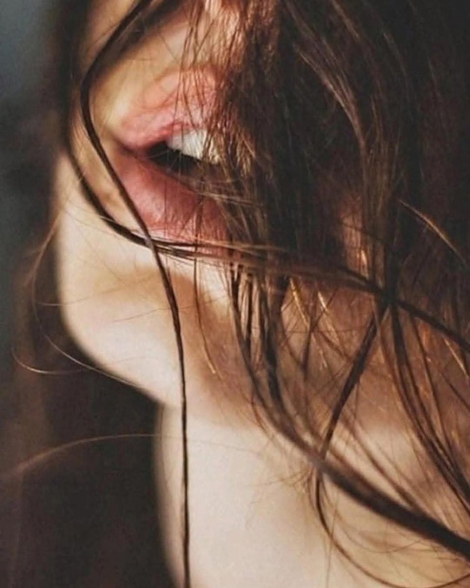 Hay una palabra en coreano: "In-Yun"
Significa "providencia" o "destino"
Pero se trata específicamente sobre las relaciones entre personas.
Es un "In-Yun" si dos desconocidos tan solo se cruzan en la calle y sus prendas se rozan accidentalmente.
Porque significa que debe haber