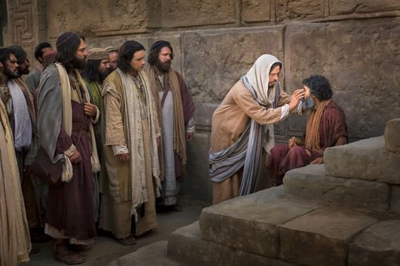 SacerdosMariae's tweet photo. Hoy comienza en serio el combate cuaresmal.
La liturgia no nos habla de sentimientos, sino de santidad concreta. De justicia real. De caridad visible.

1️⃣ «Sed santos, porque yo, el Señor, vuestro Dios, soy santo» (Lev 19,2).
La santidad no es una opción para almas selectas: es una llamada para todos. Y no empieza en éxtasis, sino en cosas muy prácticas: no robar, no mentir, no difamar, no guardar rencor.

2️⃣ El Levítico es directo: no explotarás, no engañarás, no odiarás en tu corazón.
La Cuaresma no es solo dejar chocolate: es dejar el pecado. Y eso incluye la lengua, la injusticia, el resentimiento elegante que parece virtud.

3️⃣ «Amarás a tu prójimo como a ti mismo».
Muchos hablan de amor, pero el amor bíblico tiene contenido: justicia, verdad, corrección fraterna, misericordia. Amar no es aplaudir todo; es querer el bien del otro.

4️⃣ El salmo lo confirma: «Tus palabras, Señor, son espíritu y vida».
La ley de Dios no oprime, ilumina. No esclaviza, ordena. No humilla, salva. Cuando la obedecemos, descansamos.

5️⃣ Y el Evangelio nos coloca ante el juicio final (Mt 25,31-46).
No será un examen teórico. Será sobre obras de misericordia. Hambre, sed, desnudez, enfermedad, cárcel. Cristo se identifica con el pequeño.

6️⃣ Impresiona un detalle: los justos no sabían que servían a Cristo.
La caridad auténtica no busca reconocimiento. Ama porque ama. Y esa caridad es fruto de la gracia, no de un simple voluntarismo social.

7️⃣ «Ahora es el tiempo favorable, ahora es el día de la salvación» (2 Cor 6,2).
No mañana. No cuando todo esté resuelto. Hoy. La Cuaresma es una oportunidad real para convertir el corazón.

8️⃣ El criterio final será claro: lo que hiciste —o dejaste de hacer— con el pequeño, lo hiciste —o no— con Cristo.
La fe sin obras está muerta. Y las obras sin gracia son filantropía estéril. Necesitamos conversión y sacramentos.

9️⃣ Si queremos ver a Cristo, no hace falta ir lejos.
Está en la Eucaristía, sí. Y también en el pobre, en el incómodo, en el que nos descoloca. Ahí se decide nuestra eternidad.

La santidad empieza en lo concreto.
La caridad no es teoría.
Y el juicio no será ideológico, será evangélico.

#Cuaresma #EvangelioDeHoy #Santidad #Conversión #ObrasDeMisericordia