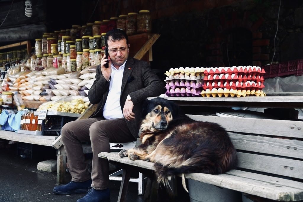 Günaydın.
Türkiye'nin umudu Ekrem İmamoğlu, bir korkağın siyasi hesapları yüzünden 340 gündür özgürlüğünden mahrum bırakılıyor.