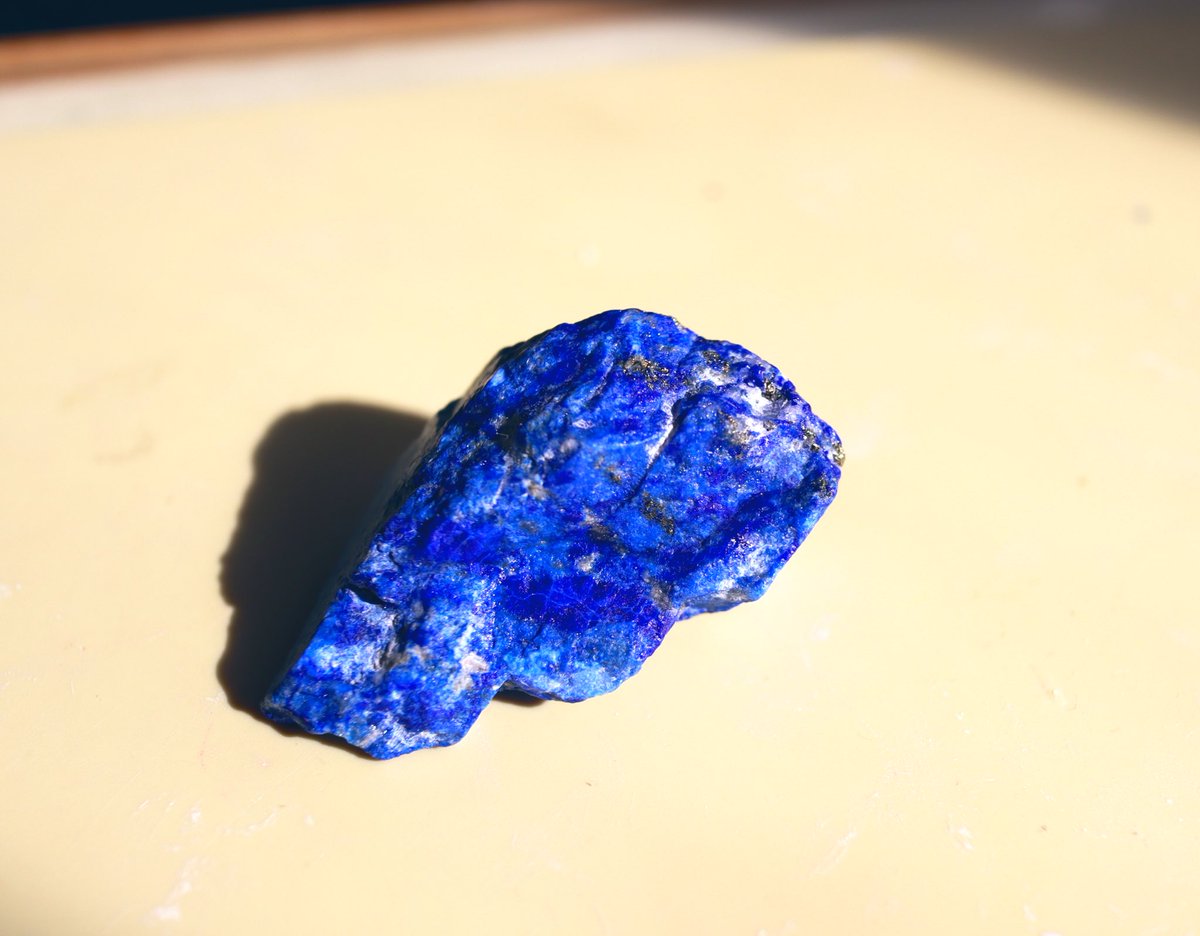 青金石の名前の通り陽があたると所々が金色にキラキラ✨ ラピスラズリ