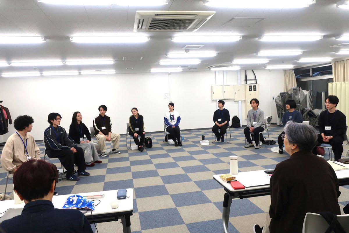 Nito_sha's tweet photo. 二兎社『やわらかい服を着て』ワークショップが始まりました。永井の言葉を一言も聞き逃さないという出演者の真剣なまなざしが印象的です。公演への期待も高まります！

日程：2026年3月7日(土)13時／18時・8日(日)13時
会場：東京芸術劇場 シアターウエスト
https://t.co/nK0G6bhDNO https://t.co/JwMrBsanU7