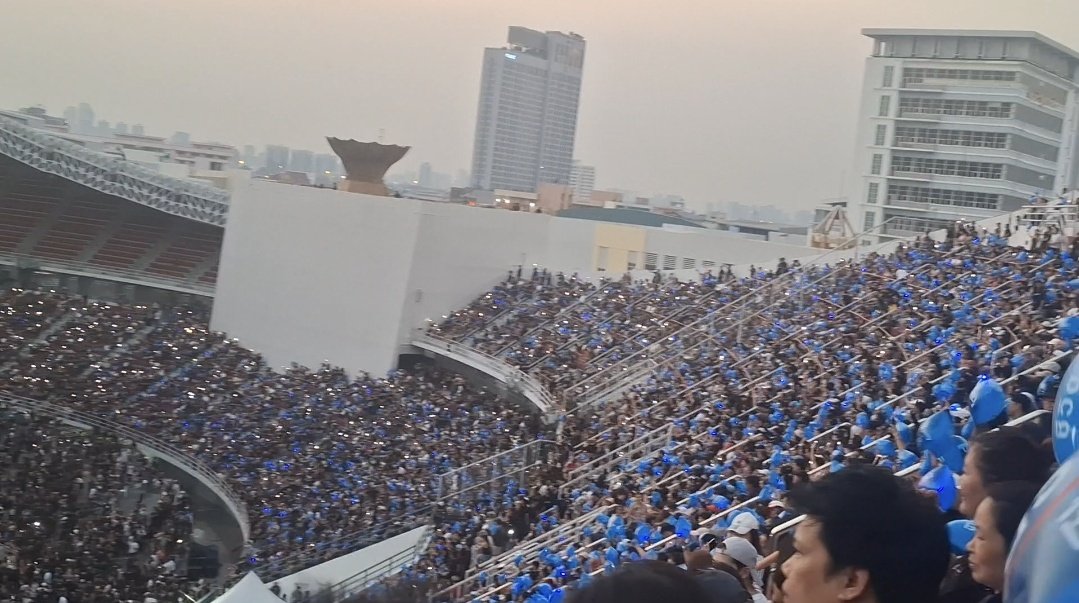 กราวอ่ะออกเยอะมองลงมาเห็นอยู่ นี่นั่งบนดอยแต่ไม่ลุกออกไป บนดอยชั้น2-3เลยดูเต็ม เพราะตอนปีนดอยกลับขาแทบทรุดเอา ตอนเพลงไปเป็นแฟนกันตั้งแต่เมื่อไร ขึ้น เพื่อนหันมาพูดว่าทำไมกล้าร้องเพลงนี้วะ เป็นกุกุไม่กล้านะ 55555555 ก็จริงของเพื่อน.... เลยนั่งโบกแท่งไฟเมืองไทยประกันชีวิตฟีลๆเอา