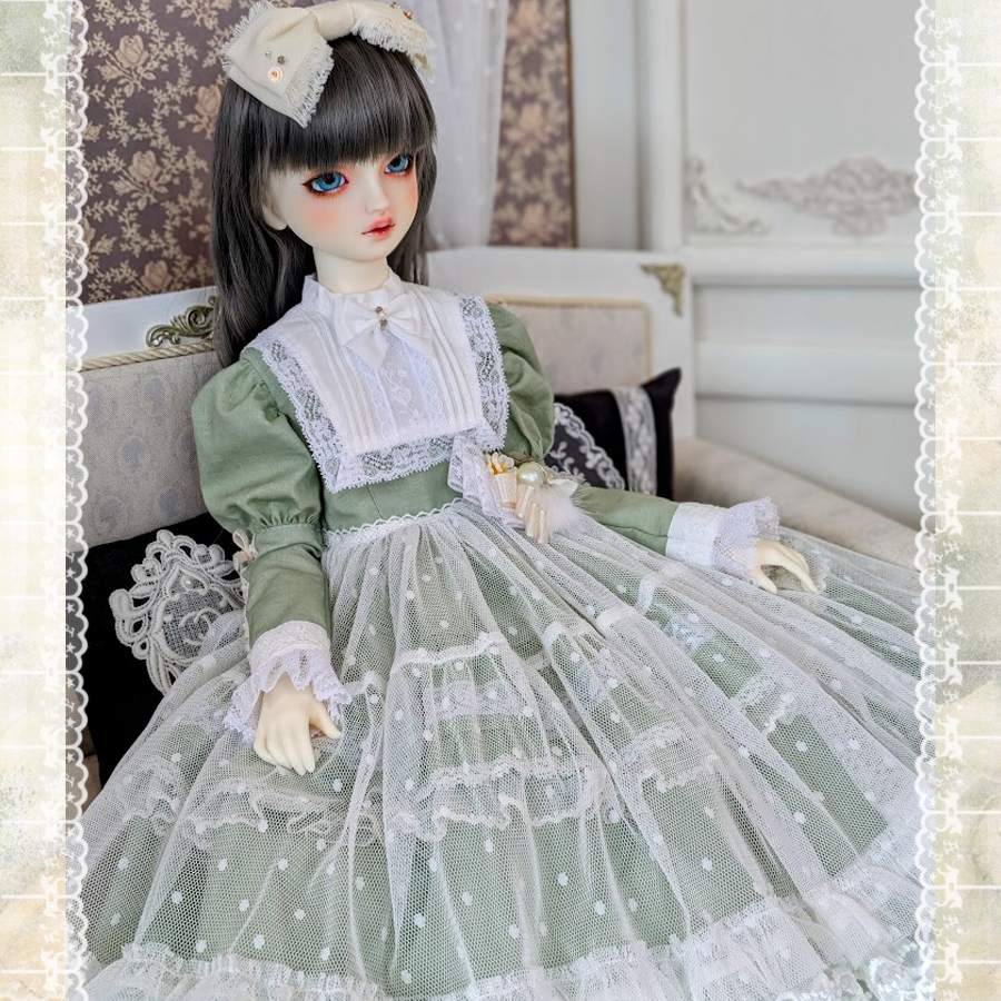 チュール生地エプロンのお洋服が完成しました。
前回出品した青のお洋服と同素材の色違いの生地を使用しています。
今週木曜日に出品予定です。